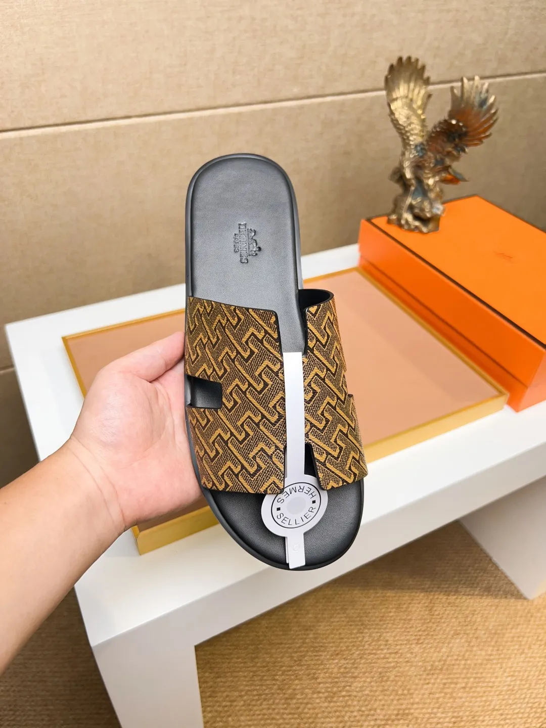 Men's clothing and shoes 💰280 💅💅💅 new arrival. Hermes Hermes official website latest counter synchronized new oran color leather H slippers, the original Paris version flew back to the original model and opened the mold to make it perfectly🍌The highest quality Sincerity, you can enter and leave the counter at will [Deyi] The upper is made of original customized  colored palm prints, crocodile print, ostrich print, colored cow leather, colored cow suede, 🤔 horse hair, 🥳 colored diamonds, 🥰 3D printing, and other genuine leather slippers, imported cow pattern foot pad lining, Italian  latest original genuine leather combination outsole Code number: 38-48 (customized at 46.47.48) Can be made into picture combination sole with genuine leather pattern and ordinary molded outsole